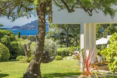Image de T2 avec jardin, vue mer, 15 mn à pieds croisette