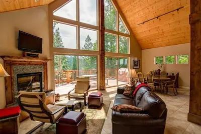 Image de Alpine Aerie situé à Yosemite West! <br><br>La maison de trois étages dispose de trois chambres, trois sdb. . .