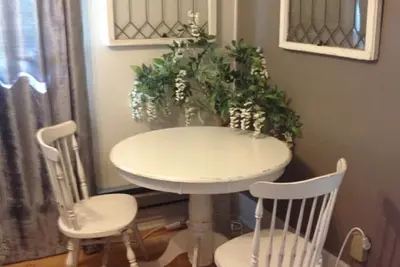 Image de Appartement rénové de style vintage ensoleillé - Au coeur du quartier universitaire
