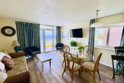 Image de Oceanfront Baywatch 322! 2 Br vue sur l'océan et des commodités. Complètement Rénové!