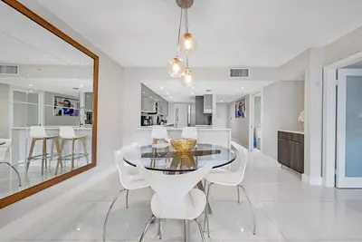 Image de Bay Overlooking Condo With Balcony