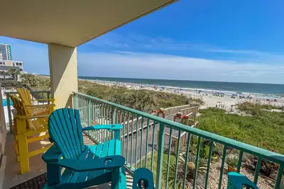 Image de 3 Nuits Min. Crescent Beach. 3 chambres, 2 salles de bain condo en bord de mer. 6 personnes. Piscine fermée. Pas d'animaux de compagnie. Ne pas fumer. Motos autorisées.