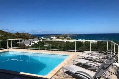 Luxueux Caraïbes charme contemporain avec à couper le souffle panoramique sur l'océan