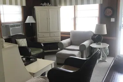 Image de Location familiale confortable à seulement 4 maisons de Fun Beachfront!