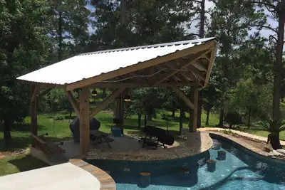 Image de Maison au bord du lac avec piscine!