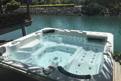 Image de Spacieuse maison de style balinais située juste au bord de l'eau