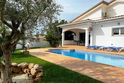 Image de Précieuse maison de haut standing de 220 m2 orientée au sud avec piscine privée