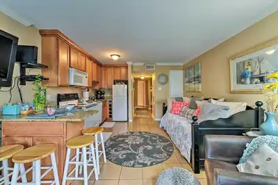 Image de Nouveau! Beachfront Galveston Condo w / piscine et balcon!