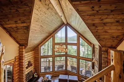 Image de \"The Reel View\" Cabane en bois sur mesure au bord du lac avec ponton Ă double pont Des vues