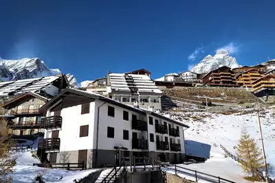 Image de Chalet de ski Cervinia Martino e Bassi, skis aux pieds 6 personnes terrasse ensoleillée wifi