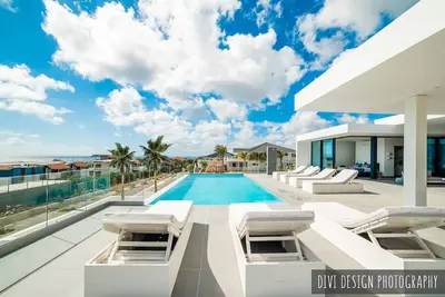 Image de Villa neuve pour 15 personnes avec piscine à débordement, plage et vue mer à la plage de Zanzibar