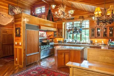 Image de Adirondack Great Camp style maison sur le magnifique lac Blue Mountain