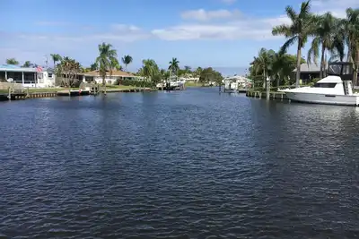 Image de Waterfront Home avec Dockage pour un bateau jusqu’à 50 pieds. Côte au trésor.