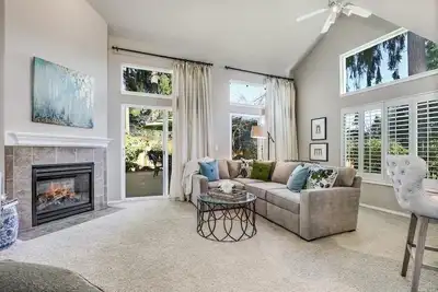 Image de Magnifique Townhome à Kirkland Highlands - À quelques minutes du front de mer!