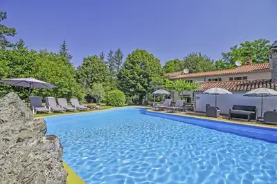 Image de Maison de vacances Filip * grand terrain avec jardin, piscine privée, wifi