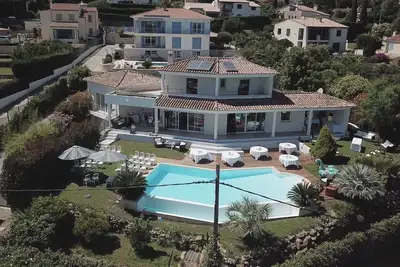Image de Villa de haut standing, piscine à débordement et vue mer panoramique