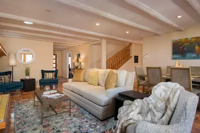 Image de 2 chambres, 3 salles de bain en excellent état avec un excellent emplacement