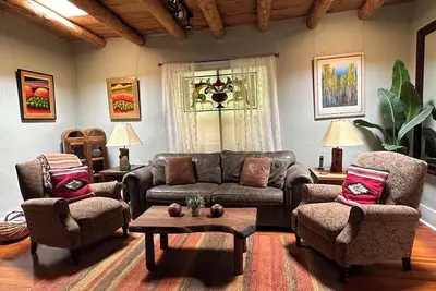 Image de Casa Cody - Adobe historique classique sur le côté est près de Canyon Rd