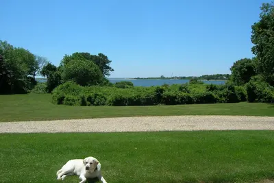 Image de Hamptons Cottage classique avec navigation et vue imprenable sur l'eau