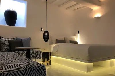 Mykonian Mews H1 Luxury Suite Cave avec jacuzzi extérieur, salon et cuisinette