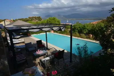 Image de Villa lumineuse avec piscine et vue panoramique sur la mer et la montagne Corse