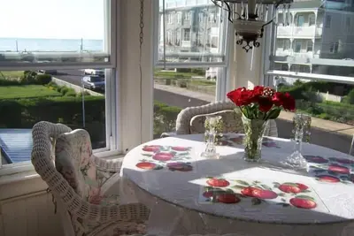 Image de Splendeur au bord de la mer, belle maison de plage, vue sur l'océan, trois maisons à la plage!