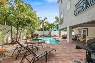 Image de Beach View Retreat - Cinq Chambres Maison, Couchages 10