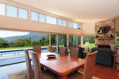 Image de Bottlebrush Lodge - Une vue magnifique et une piscine!