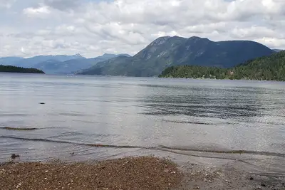 Image de Water & Mountain Views - Mignon mais spacieux et confortable studio neuf