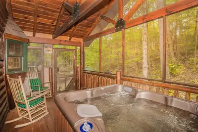 Image de Black Bearry Hill: S / Isolé, vue boisée, commodités de pointe, grande cour, près d'attractions. Cabine Lux.