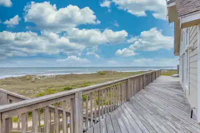 Image de Oceanfront exquis Accueil - ascenseur, piscine, bain à remous, salle de jeux, Dog-Friendly & More