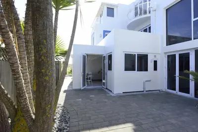 Image de Cockle Lane Beach House Studio Two - une escapade sur la plage, juste pour vous