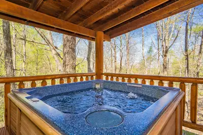 Image de Une escapade élégante: isolée, nichée dans les bois entre Pigeon Forge et Gatlinburg. Foyer!