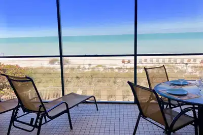 Image de Récemment rénové condo Gulf-front Beach w \/ projetée dans un balcon et une vue panoramique