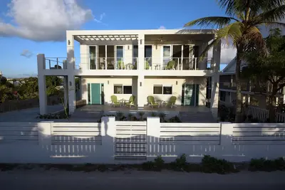 Image de Nouvelle villa en bord de mer! Twin Suites comprend la voiture gratuite