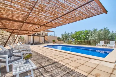 Image de Maison spectaculaire avec piscine au pied de la Sierra de Tramuntana.