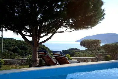 Image de Villa et piscine super modernes dans un endroit calme avec une vue imprenable sur la mer