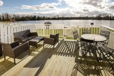 Image de Lodge de 3 chambres avec vue directe sur le lac Ă South Cerney