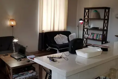 Image de Studio d'une chambre récemment rénové avec tous les meubles et cuisine