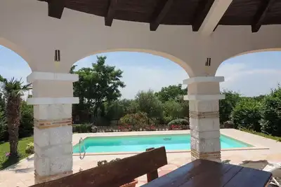 Image de Villa Villa avec vue sur la mer et piscine entourée de jardins luxuriants au-dessus de Poreč