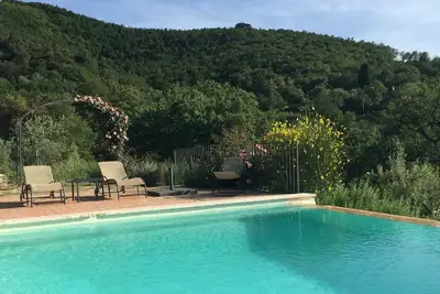 Image de Sagrantino de charme avec piscine à débordement salée et école de cuisine