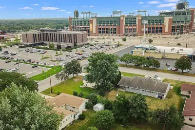 Image de Pack Shack 4 dans les Ombres de Lambeau Field / Titletown COMPLÈTEMENT REMODÉ