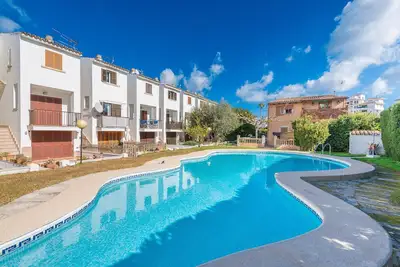 Image de Es Mallorqui - Apartment with shared pool in Port d'AlcĂşdia. Free Wifi.