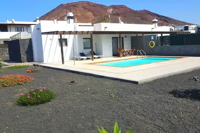 Image de Villas Daniamand avec piscine privée sur la côte de Faro de Pechiguera Playa Blanca