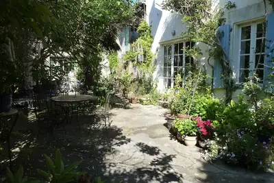 Image de Maison familiale de charme dans jardin clos fleuri au sud, 2 vélos