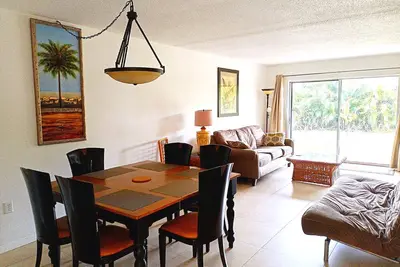 Image de Rénové près de Siesta Key. 2 lits King, Lanai / patio, WiFi gratuit et Parki couvert
