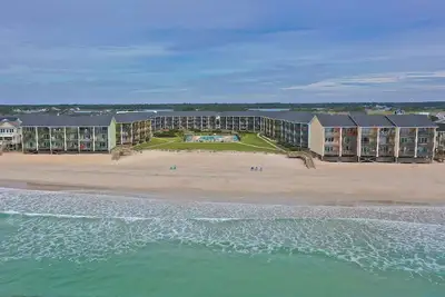 Image de Surf Condo Unit 518 Récemment rénové 1er étage Vue sur l'océan 1 Bd / 2 Ba