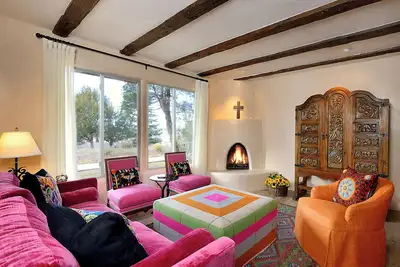 Image de Coloré, spacieux, luxueux et confortable! Air conditionné et proche de la Plaza!