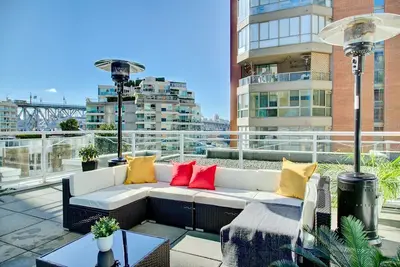 Image de luxe unique 3 lits 2 salles de bains avec / a 650 pieds carrés patio