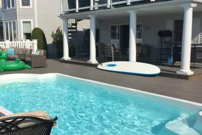 Image de Magnifique propriété Bay Front avec glissement de bateau et piscine